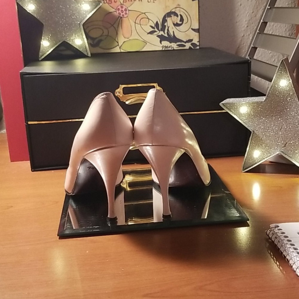 Stuart Weitzman - Picture 3 of 5